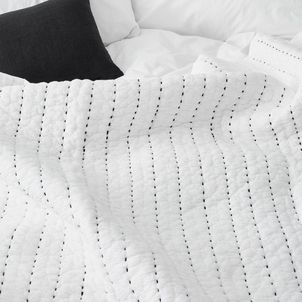 textured cotton quilt white/black